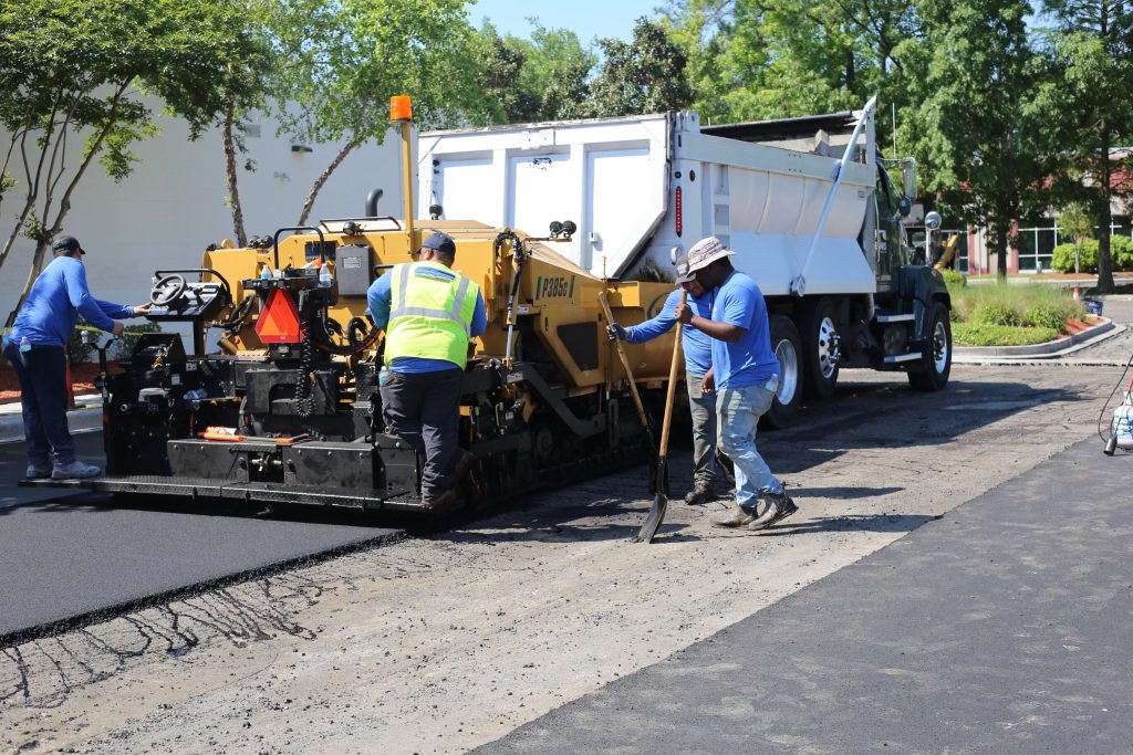 How to Optimize Traffic Flow in Commercial Parking Lots with Asphalt Paving